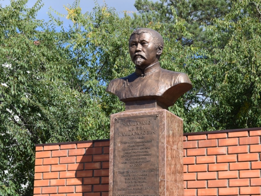 Памятник учёному Цыбену Жамцарано установили возле Агинской краевой библиотеки